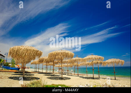 Des parasols sur la plage de roseau Banque D'Images