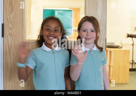 Portrait de deux écolières forme à l'école primaire Banque D'Images
