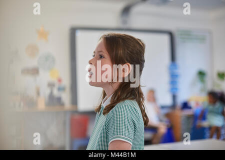 Lycéenne répondre en classe à l'école primaire Banque D'Images