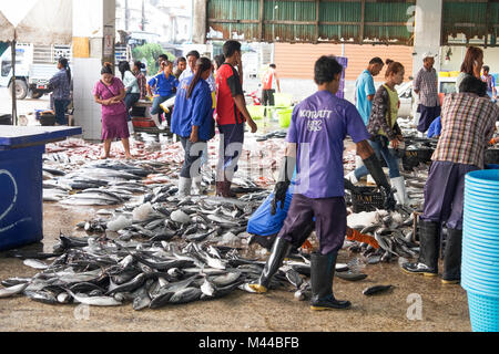 KOH CHANG, THAÏLANDE - 2 janvier 2015 : vente de poisson frais dans un marché de rue en Thaïlande Banque D'Images