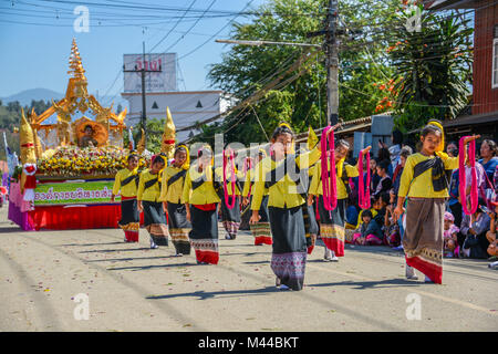 Chiang Mai, Thaïlande - 25 janvier 2015 : Les petites filles avec le costume traditionnel de la danse dans un style traditionnel dans le défilé du 22e Sk traditionnels Banque D'Images