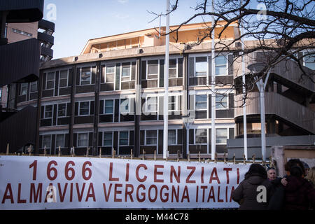 Rome, Italie. Feb 13, 2018. Les travailleurs licenciés du Contact Almaviva protester en vertu de la région du Latium pour demander le changement promis. Almaviva Contact est le centre d'appel qui a fermé à Rome au large 1 666 employés. Credit : Andrea Ronchini/Pacific Press/Alamy Live News Banque D'Images