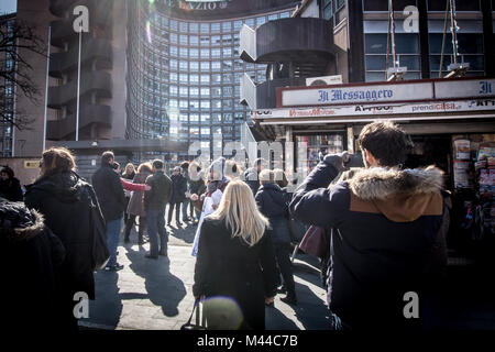 Rome, Italie. Feb 13, 2018. Les travailleurs licenciés du Contact Almaviva protester en vertu de la région du Latium pour demander le changement promis. Almaviva Contact est le centre d'appel qui a fermé à Rome au large 1 666 employés. Credit : Andrea Ronchini/Pacific Press/Alamy Live News Banque D'Images