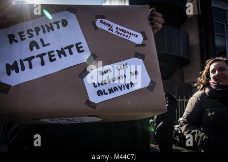 Rome, Italie. Feb 13, 2018. Les travailleurs licenciés du Contact Almaviva protester en vertu de la région du Latium pour demander le changement promis. Almaviva Contact est le centre d'appel qui a fermé à Rome au large 1 666 employés. Credit : Andrea Ronchini/Pacific Press/Alamy Live News Banque D'Images