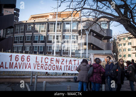 Rome, Italie. Feb 13, 2018. Les travailleurs licenciés du Contact Almaviva protester en vertu de la région du Latium pour demander le changement promis. Almaviva Contact est le centre d'appel qui a fermé à Rome au large 1 666 employés. Credit : Andrea Ronchini/Pacific Press/Alamy Live News Banque D'Images