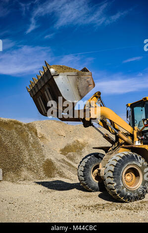 Gravière site de travail avec des camions sur une journée ensoleillée. Banque D'Images