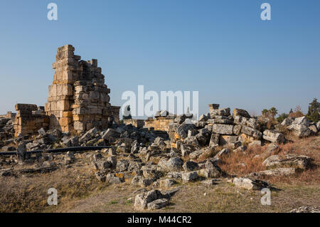 Ruines du temple d'Apollon avec la forteresse à l'arrière de l'ancienne Corinthe, Péloponnèse, Grèce Banque D'Images