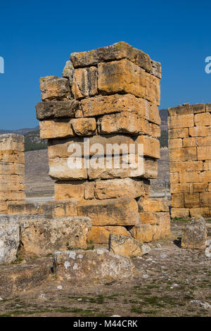 Ruines du temple d'Apollon avec la forteresse à l'arrière de l'ancienne Corinthe, Péloponnèse, Grèce Banque D'Images