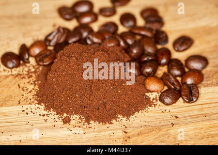 Tas de café fraîchement moulu avec mélange de grains de café torréfiés Banque D'Images