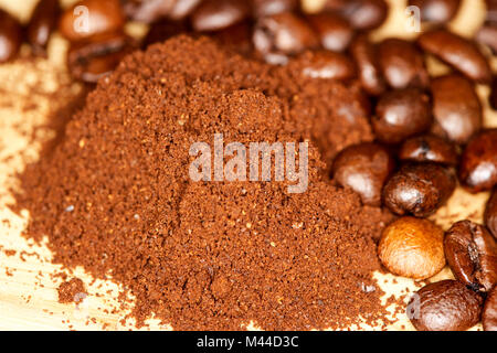 Mouture du café fraîchement moulu et de mélange de grains de café arabica et robusta haricots Banque D'Images