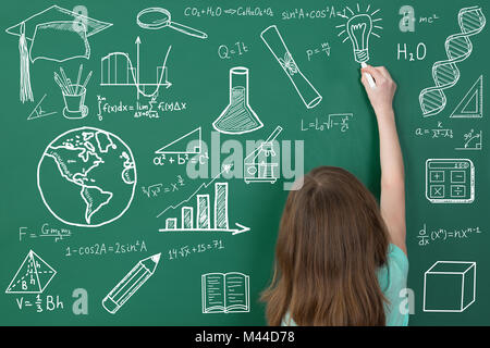 Vue arrière d'un dessin de fille sur Green Chalkboard Banque D'Images