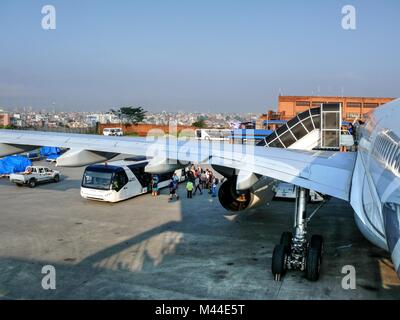 L'aéroport international de Tribhuvan - Katmandou, Népal, le 6 septembre 2013 : sortie des passagers de l'avion après que les terres. Banque D'Images