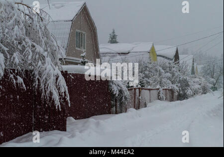 Village de l'hiver avec de la neige Banque D'Images