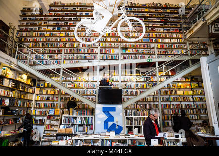 Dans Ler Devager, une librairie construit dans une ancienne imprimerie à Lisbonne, Portugal. Banque D'Images