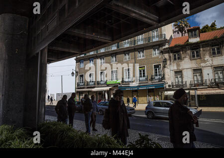 Les piétons reflète dans une fenêtre à Lisbonne, Portugal. Banque D'Images