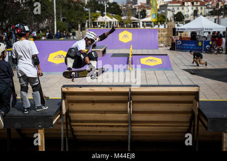 Un patineur en place Martim Moniz, à Lisbonne, au Portugal. Banque D'Images