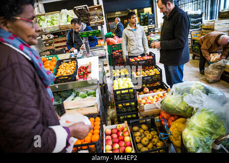 La section des fruits et légumes du Mercado da Ribeira, à Lisbonne, au Portugal. Banque D'Images