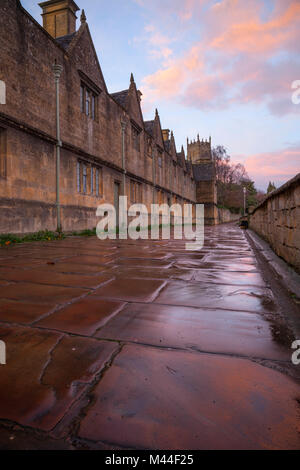 Hospices et St James Church avec chaussée de pierre humide au coucher du soleil, Chipping Campden, Cotswolds, Gloucestershire, Angleterre, Royaume-Uni, Europe Banque D'Images