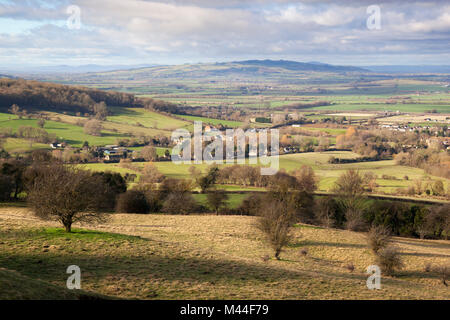 Vue du dessus du village de Broadway à Bredon Hill et Vale of Evesham, Broadway, les Cotswolds, Worcestershire, Angleterre, Royaume-Uni, Europe Banque D'Images