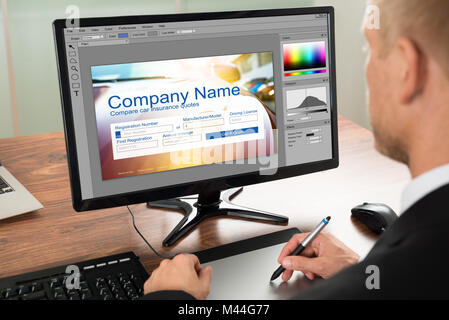 Ce concepteur de page Web sur l'ordinateur à l'aide de tablette graphique Banque D'Images