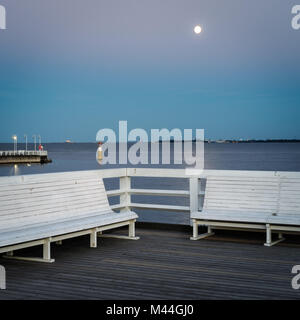 Soirée tranquille avec full moon at jetée de Sopot, Poméranie, Pologne Banque D'Images