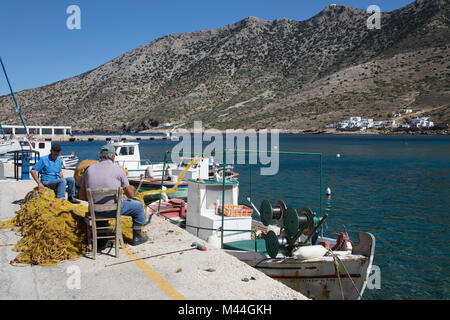 Les pêcheurs réparant les filets de pêche sur les quais, 62164, Sifnos, Cyclades, Mer Égée, îles grecques, Grèce, Europe Banque D'Images