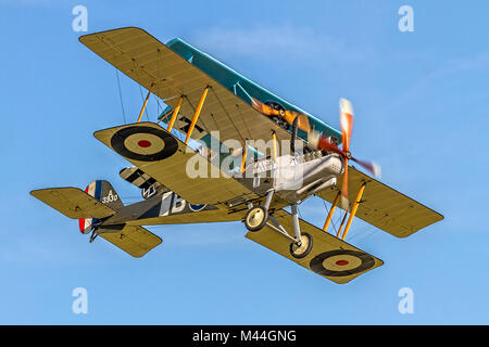 WW1 des répliques d'un RE8 et Fokker DR1 exploité par la Grande Guerre de l'équipe de démonstration de très près au cours de la pratique de combat. Banque D'Images