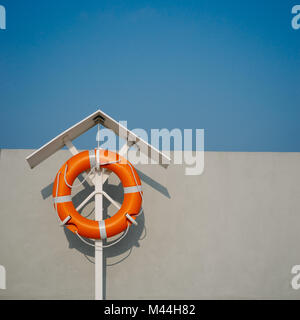 Bouée orange sur la jetée Banque D'Images