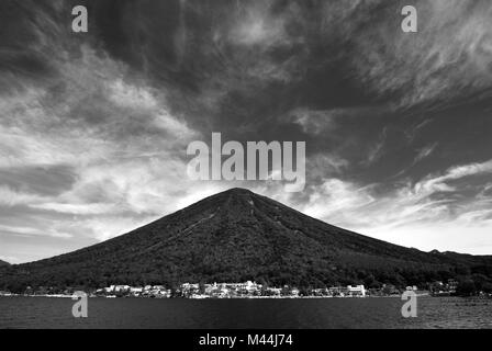 Vieille montagne volcano sur le lac eaux ; il est célèbre Mt.Nantai et le lac Chuzenji dans la préfecture de Tochigi Banque D'Images