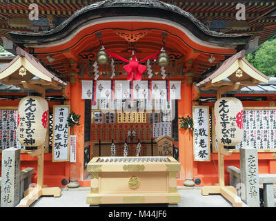 Vue sur le Jishu-jinja sanctuaire intérieur situé à l'intérieur du temple Kiyomizu-dera à Kyoto au Japon Banque D'Images