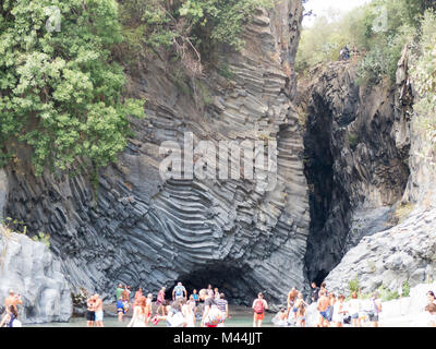 Sicile : formations rocheuses des orgues basaltiques dans la gorge de l'Alcantara à proximité de Taormina Banque D'Images