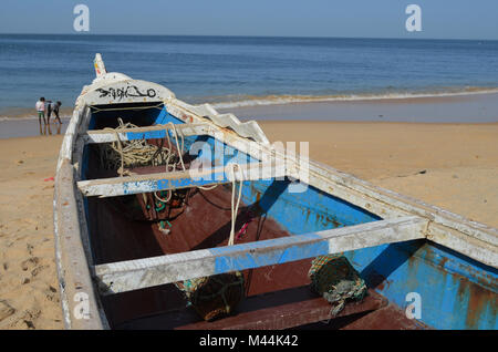 Bateaux de pêche en bois artisanaux (pirogues) dans la Petite Côte du Sénégal, Afrique de l'Ouest Banque D'Images