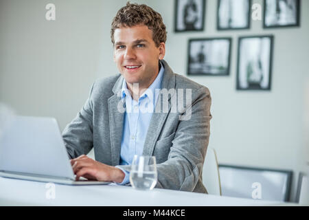Portrait of happy young woman looking at Banque D'Images