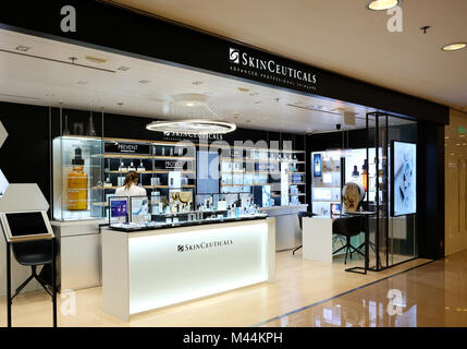HONG KONG - le 4 février 2018 : SkinCeuticals shop à Hong Kong. SkinCeuticals est une ligne de soin de peau fondé en 1997 par Alden Pinnell et Russell Lune. Banque D'Images
