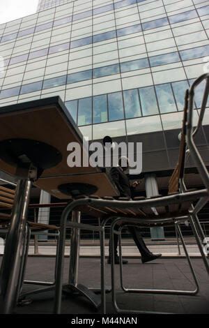 Londres, Royaume-Uni. Commis à la pause déjeuner. Etablissement de Canary Wharf, quartier Tower Hamlet. Banque D'Images