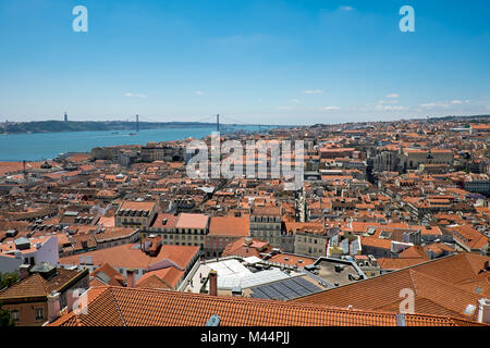 Vue sur Lisbonne au Portugal avec le Tage Banque D'Images