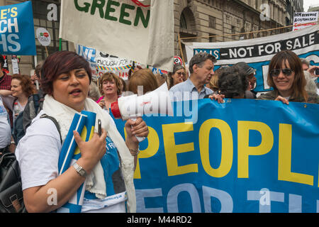 Azam et Rehana la Mars de Jarrow pour NHS en banque pour le début de la fin mars maintenant d'austérité nationale organisée par l'Assemblée du Peuple à Londres. Banque D'Images