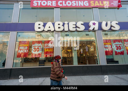 Signes sur un point d'être fermé Bébés R Us store dans le quartier de Union Square de New York annoncer ses promotions dans le cadre de sa vente de clôture le jeudi 8 février, 2018. Toys R Us a annoncé qu'il fermerait jusqu'à 182 magasins dans le cadre de sa réorganisation après la faillite. Leur empreinte au détail va diminuer de 20 pour cent et de certains endroits va maintenant chambre un Toys R Us et Babies R Us marques. (© Richard B. Levine) Banque D'Images