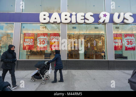 Signes sur un point d'être fermé Bébés R Us store dans le quartier de Union Square de New York annoncer ses promotions dans le cadre de sa vente de clôture le jeudi 8 février, 2018. Toys R Us a annoncé qu'il fermerait jusqu'à 182 magasins dans le cadre de sa réorganisation après la faillite. Leur empreinte au détail va diminuer de 20 pour cent et de certains endroits va maintenant chambre un Toys R Us et Babies R Us marques. (© Richard B. Levine) Banque D'Images