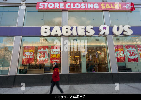 Signes sur un point d'être fermé Bébés R Us store dans le quartier de Union Square de New York annoncer ses promotions dans le cadre de sa vente de clôture le jeudi 8 février, 2018. Toys R Us a annoncé qu'il fermerait jusqu'à 182 magasins dans le cadre de sa réorganisation après la faillite. Leur empreinte au détail va diminuer de 20 pour cent et de certains endroits va maintenant chambre un Toys R Us et Babies R Us marques. (Â© Richard B. Levine) Banque D'Images