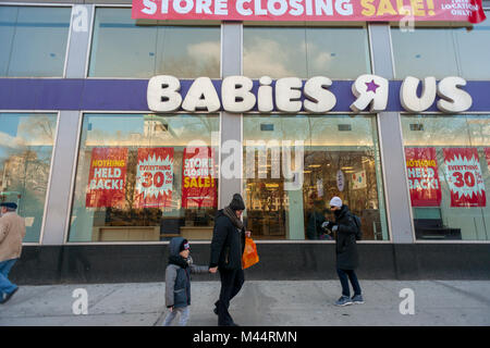 Signes sur un point d'être fermé Bébés R Us store dans le quartier de Union Square de New York annoncer ses promotions dans le cadre de sa vente de clôture le jeudi 8 février, 2018. Toys R Us a annoncé qu'il fermerait jusqu'à 182 magasins dans le cadre de sa réorganisation après la faillite. Leur empreinte au détail va diminuer de 20 pour cent et de certains endroits va maintenant chambre un Toys R Us et Babies R Us marques. (Â© Richard B. Levine) Banque D'Images