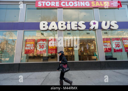 Signes sur un point d'être fermé Bébés R Us store dans le quartier de Union Square de New York annoncer ses promotions dans le cadre de sa vente de clôture le jeudi 8 février, 2018. Toys R Us a annoncé qu'il fermerait jusqu'à 182 magasins dans le cadre de sa réorganisation après la faillite. Leur empreinte au détail va diminuer de 20 pour cent et de certains endroits va maintenant chambre un Toys R Us et Babies R Us marques. (Â© Richard B. Levine) Banque D'Images