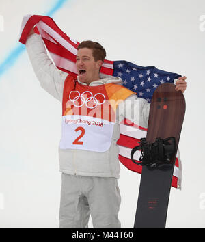 USA's Shaun White célèbre remportant la médaille d'or olympique en snowboard halfpipe Hommes du Phoenix parc de neige au cours de la cinquième journée de l'occasion des Jeux Olympiques d'hiver 2018 de PyeongChang en Corée du Sud. Banque D'Images