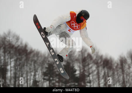 USA's Shaun White sur son chemin pour gagner la Men's Halfpipe Snowboard au Phoenix parc de neige au cours de la cinquième journée de l'occasion des Jeux Olympiques d'hiver 2018 de PyeongChang en Corée du Sud. Banque D'Images