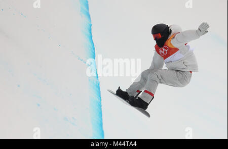 USA's Shaun White sur son chemin pour gagner la médaille d'or chez les hommes Halfpipe Snowboard du Phoenix parc de neige au cours de la cinquième journée de l'occasion des Jeux Olympiques d'hiver 2018 de PyeongChang en Corée du Sud. Banque D'Images