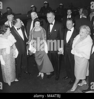 Le Président Lyndon Johnson et Lady Bird arrivent à un événement à Chicago, ca. 1964. Banque D'Images