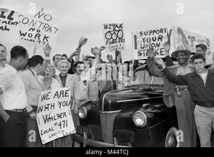 Les partisans d'une grève de l'UAW a manifester devant l'usine de Ford sur le côté sud de Chicago, ca. 1955. Banque D'Images