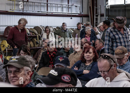 Réunion du 02-13-2018 litigieuses dans la petite ville rurale de Julian dans le comté de San Diego, Julian Volunteer Fire Department réunion du conseil d'administration est assisté par con Banque D'Images