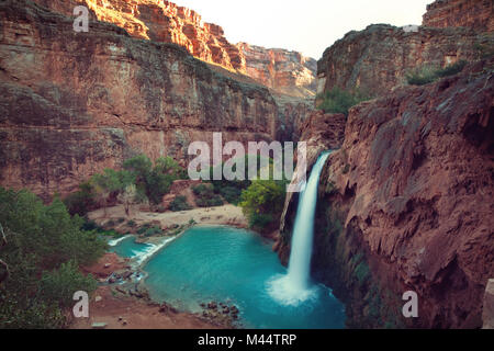 Hawasu cascade dans la réserve Havasupai Supai en Arizona, dans le sud-ouest du Grand Canyon. Banque D'Images