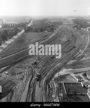 Vue aérienne de la construction le long du début de l'autoroute du nord-ouest du NW Expressway (Kennedy) et Tri-State Expressway à Chicago, ca. 1960. O'Hare en champ hors de la partie supérieure gauche. Banque D'Images